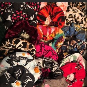 25 RANDOM SCRUNCHIES